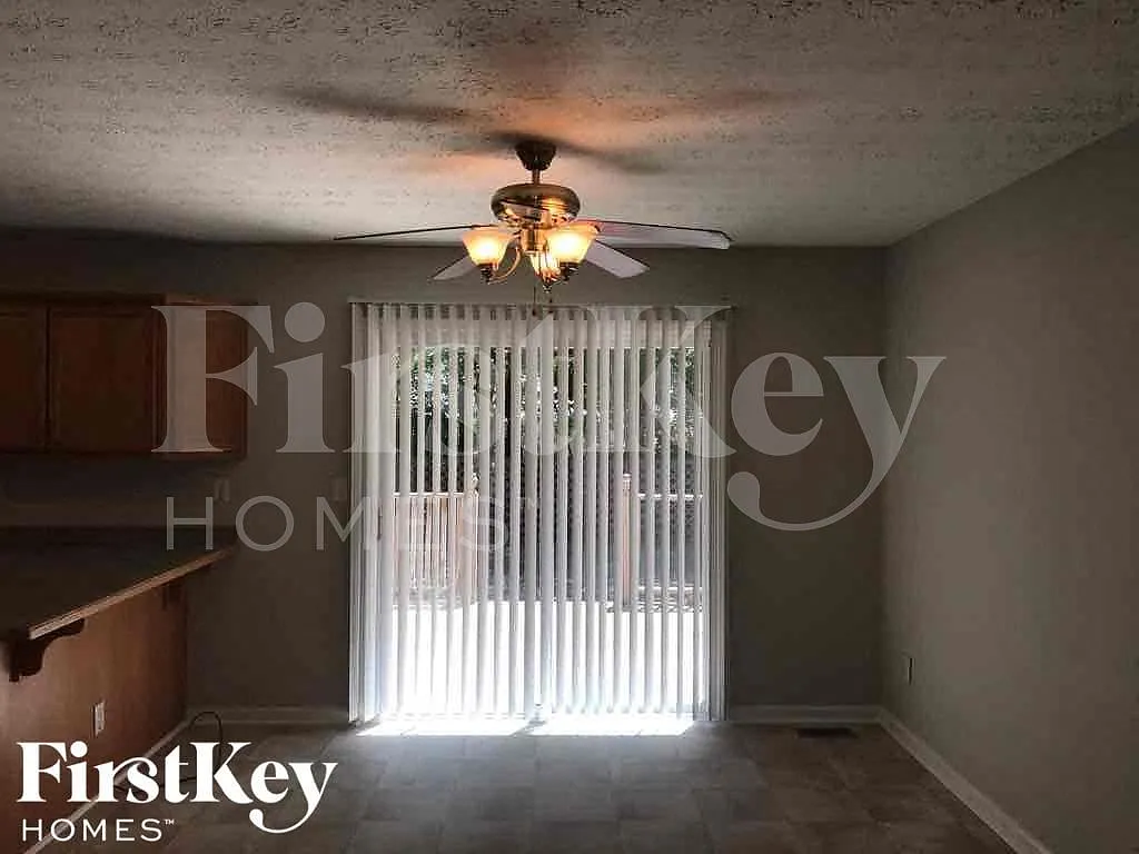 3 bed, 2.0 bath, 1424 sqft, $1,815 — Photo 3