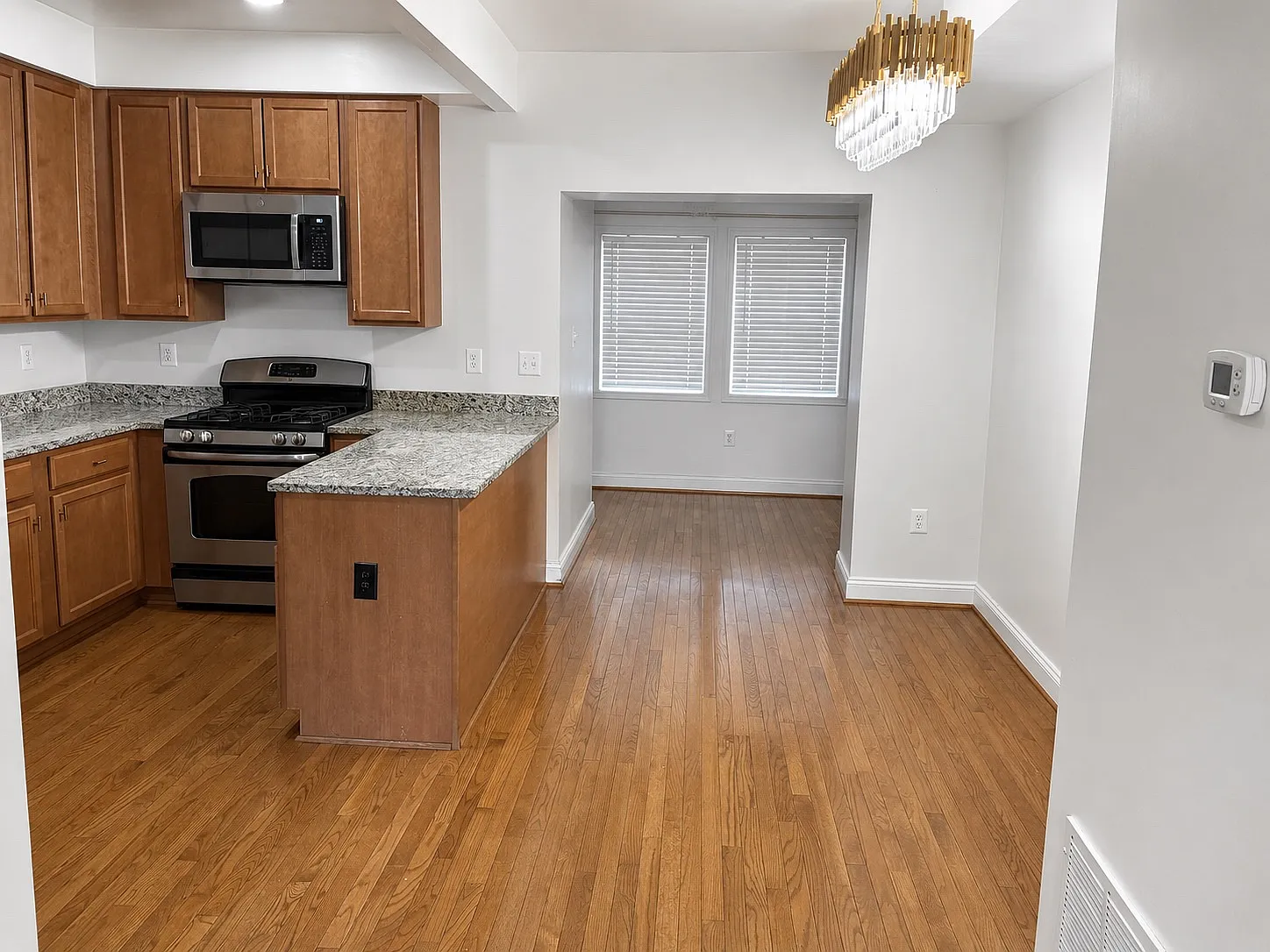 4 bed, 3.5 bath, 1360 sqft, $3,700 — Photo 4