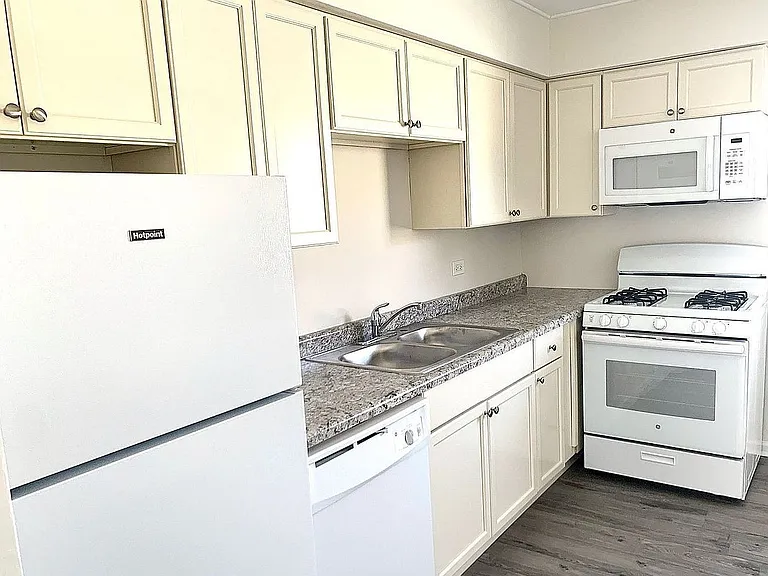 1032 E Division St #A — Photo 5
