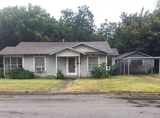 907 N Walnut St, Cleburne, TX 76033