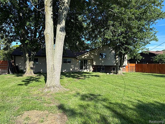3rd image of 46365 Community Center Dr