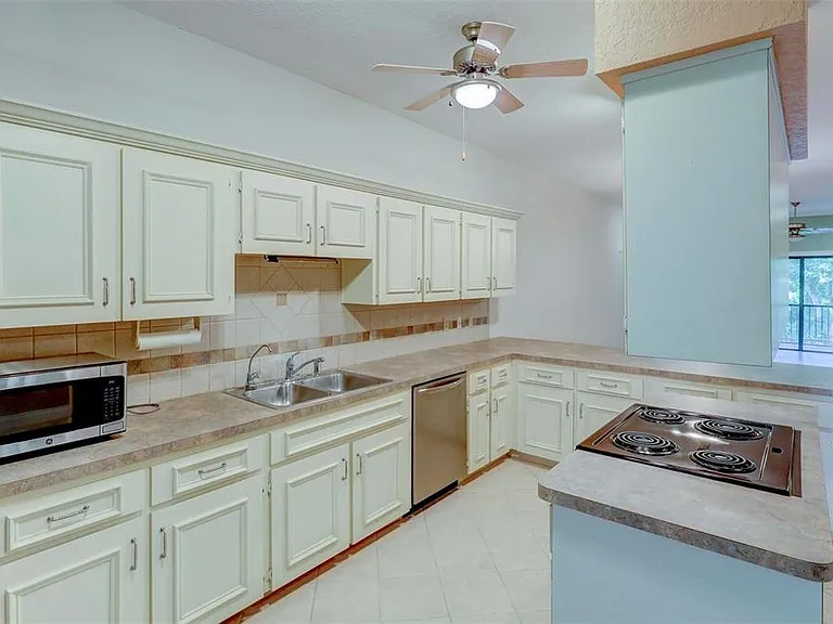 7032 River Run Blvd — Photo 3