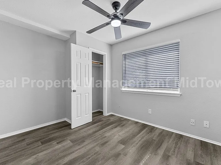 6100 Wall St — Photo 11