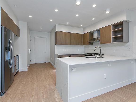 5th image of 11837 Mayfield Ave #401