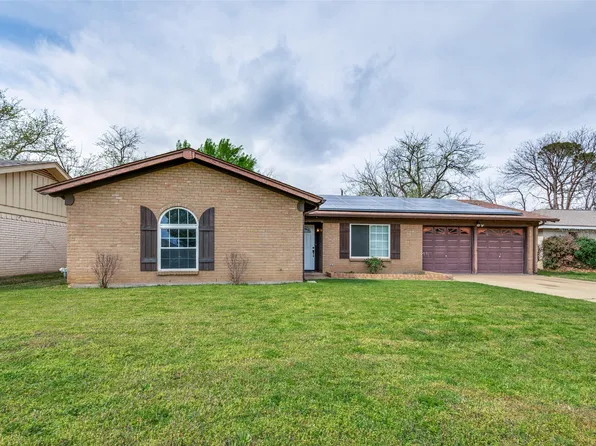 813 Prestwick St, Bedford, TX 76022