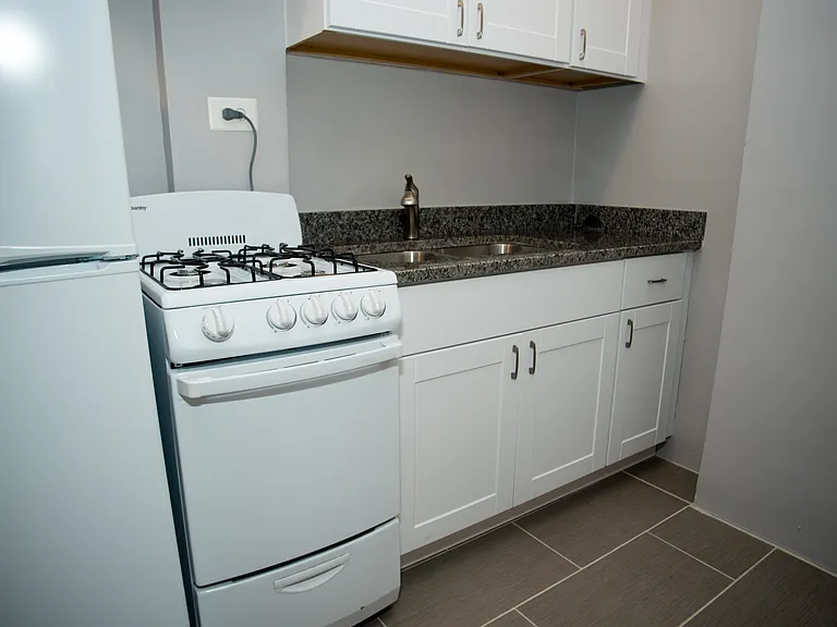 5737 N Kenmore Edgewater Apartments — Photo 30
