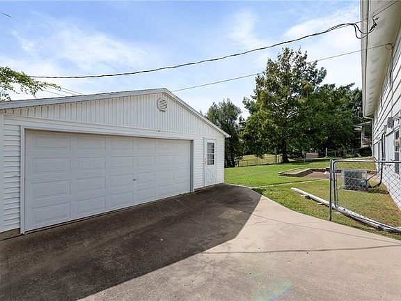 5th image of 813 NE 86th St