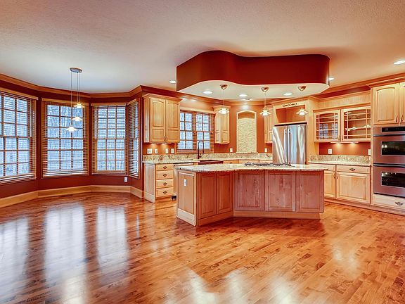 3rd image of 5319 Medallion Dr E