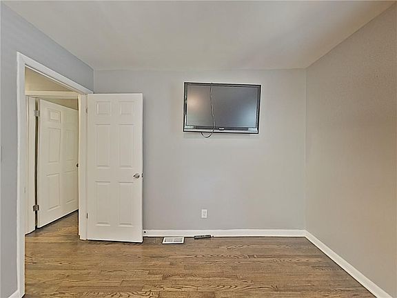 5th image of 2504 Sunny Ln SE