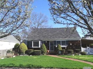 215 Greenwich Ave, Massapequa Park, NY 11762