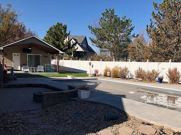 Pool w/ pool house