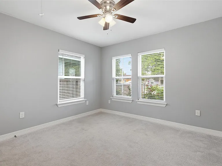531 Woolworth St — Photo 22