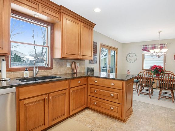 3rd image of 3317 Yellowstone Dr SW
