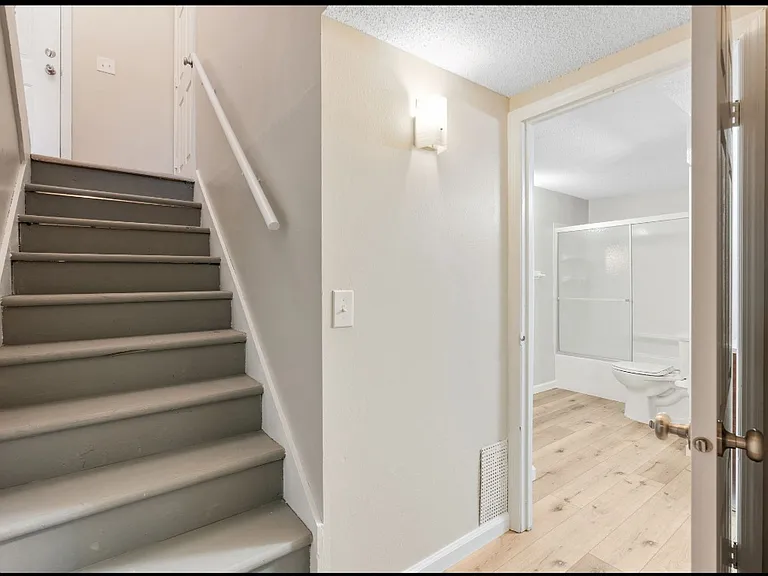 2420 Breezy Point Ln — Photo 18