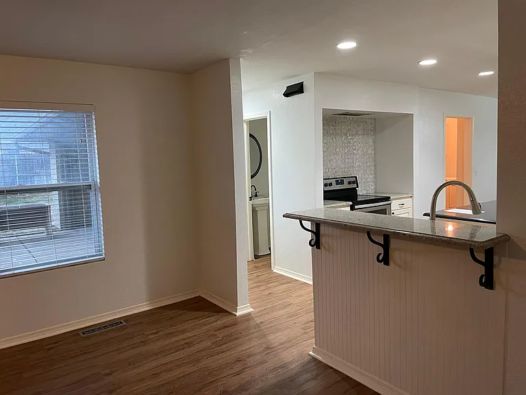 6801 N Saint Clair Ave — Photo 11