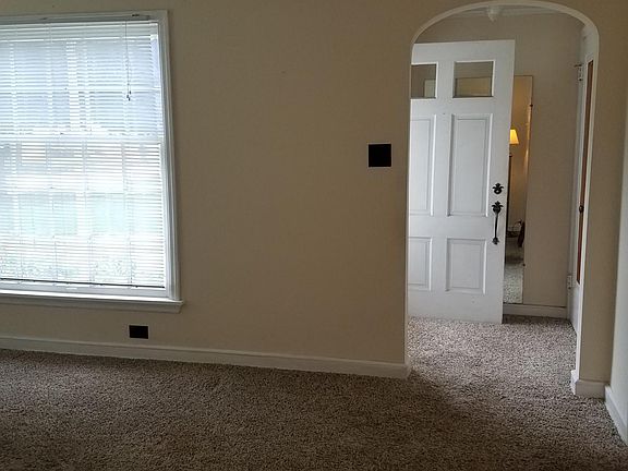 4th image of 303 S Honey Creek Dr