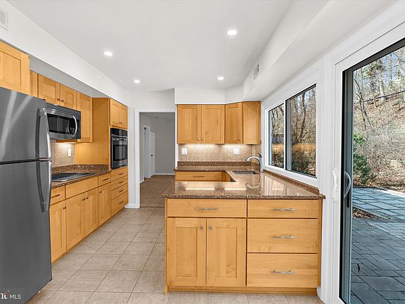 4th image of 15808 Plainview Ln