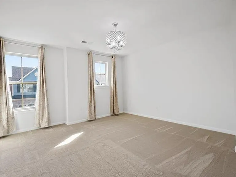 2029 Connecticut Ln — Photo 9