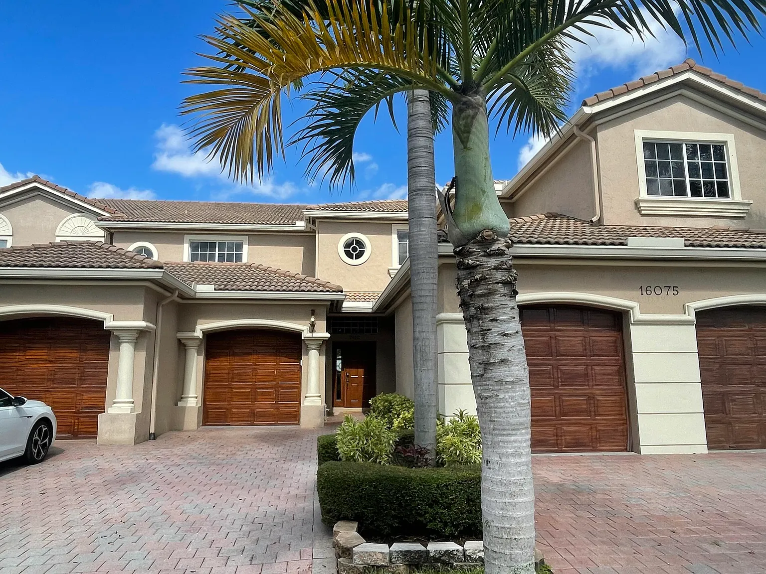 3 bed, 2.0 bath, 1716 sqft, $3,900 — Photo 1