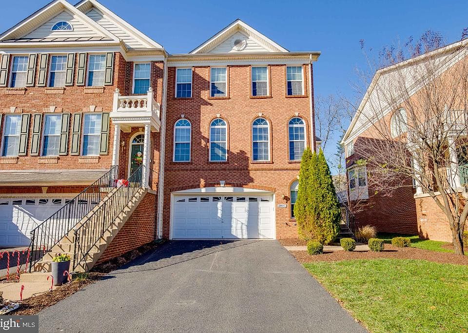 Beautiful EndUnit Townhome in Belmont Country Club