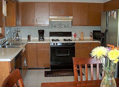 Great working kitchen - Lots of cabinets