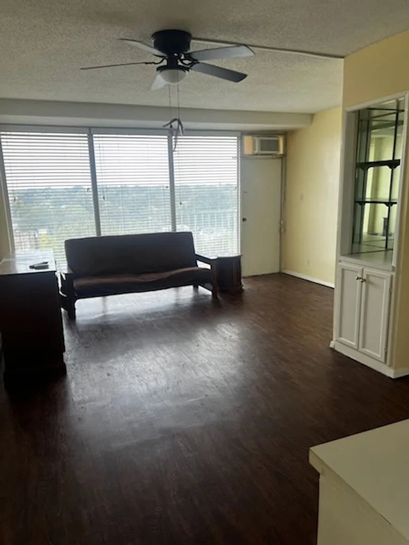 Midtown High Rise Apartment Available Now — Photo 1