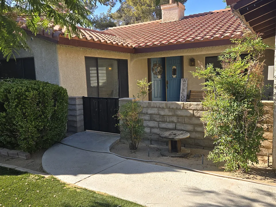 713 W Howell Ave