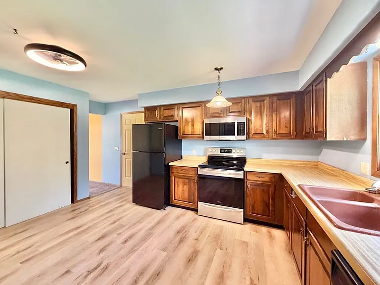 928 Columbia Dr — Photo 2