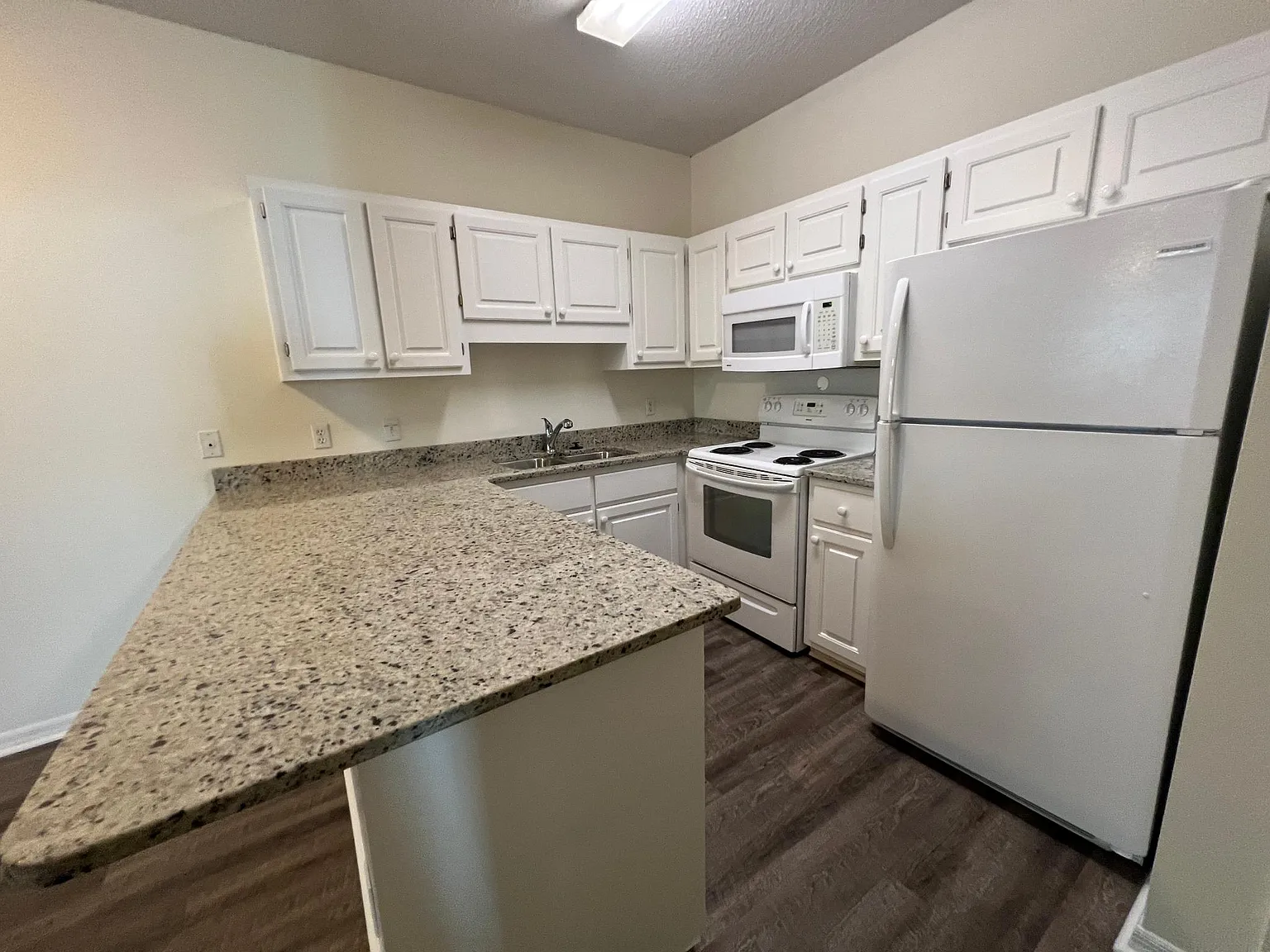 2 bed, 900 sqft, $1,650 — Photo 2
