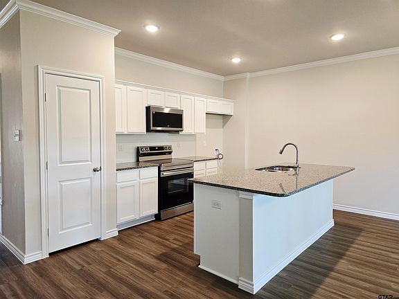 3rd image of 324 Erica Way