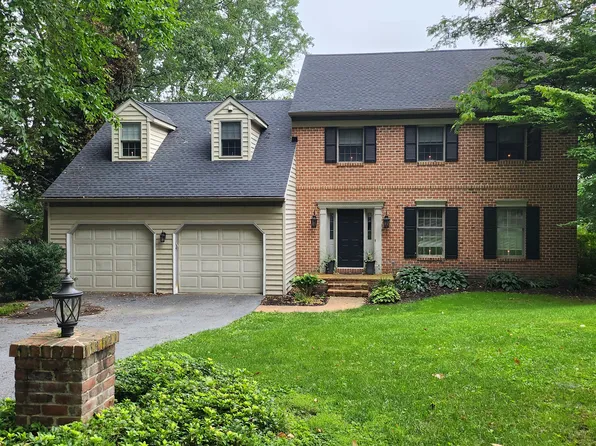 4 Lehoy Forest Dr, Leola, PA 17540