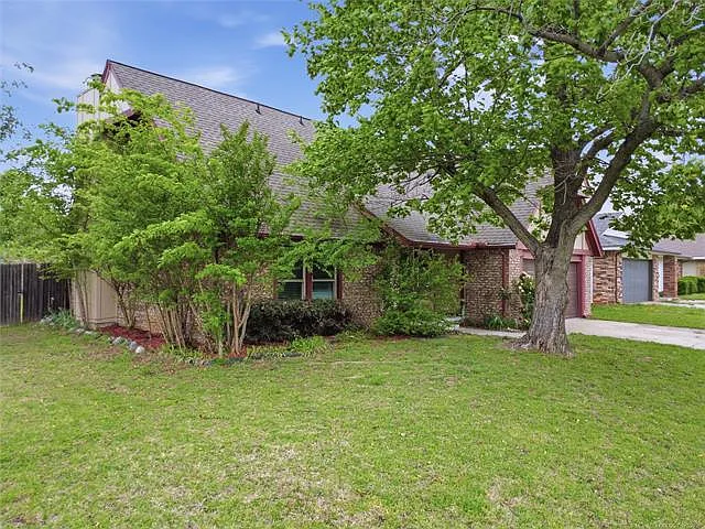 1112 W Queens Pl — Photo 2