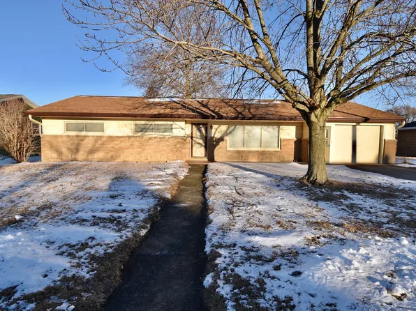 105 S Sunrise St, Roanoke, IL 61561