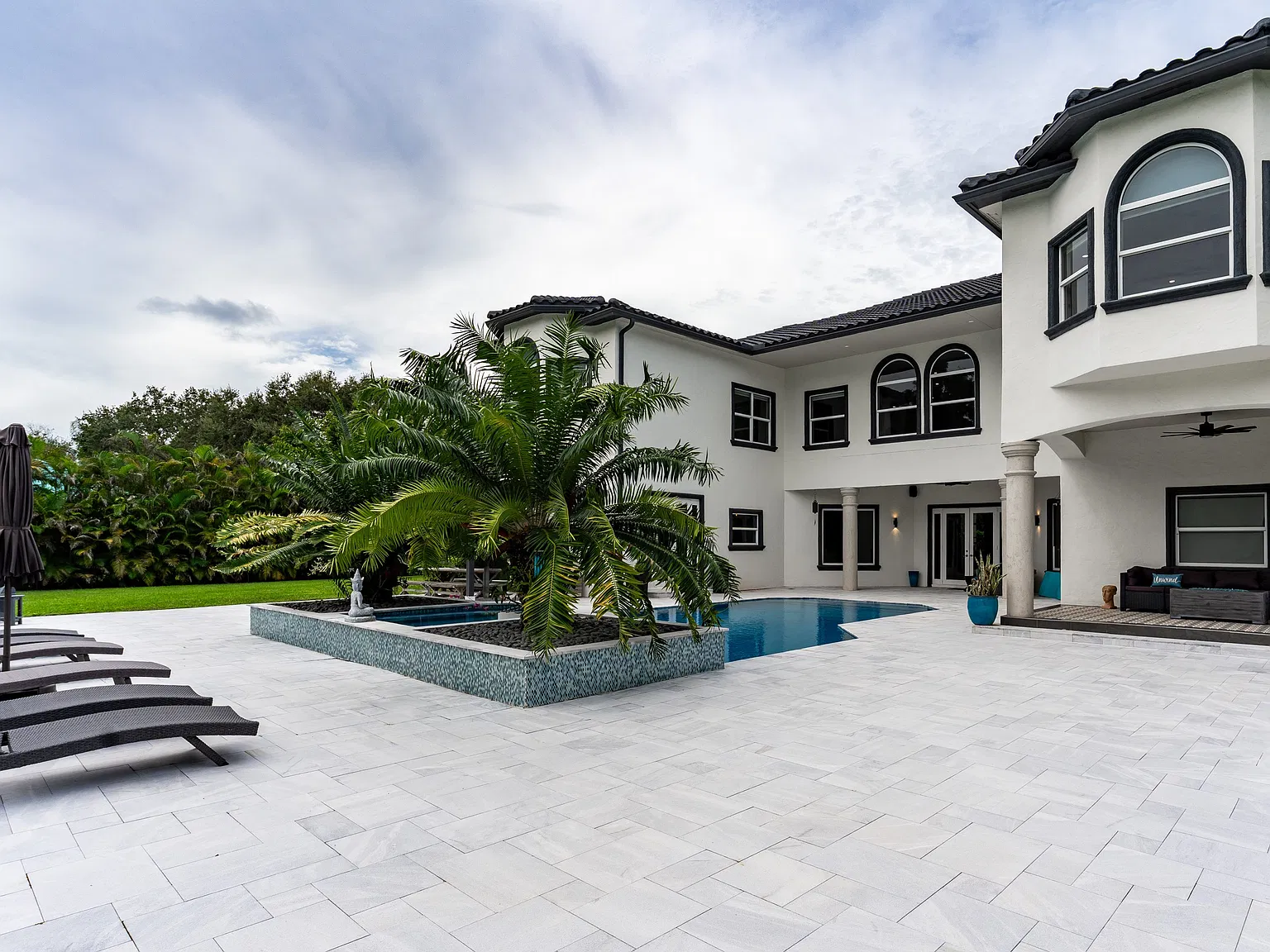 5 bed, 5.5 bath, 6162 sqft, $15,000 — Photo 3