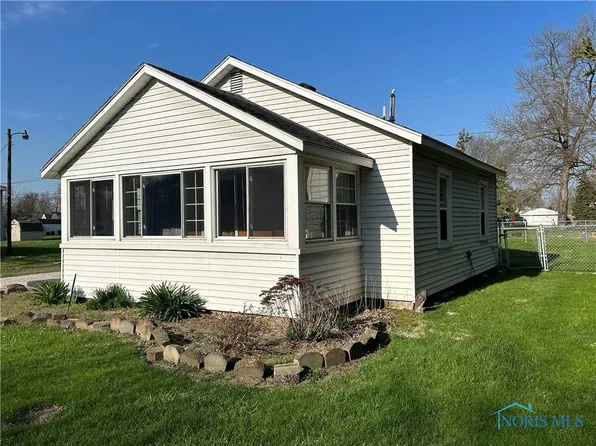 2109 Breakwater Dr, Oregon, OH 43616
