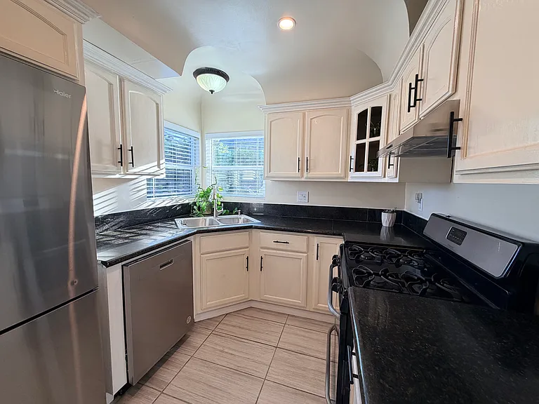 338 W Hardy St — Photo 16