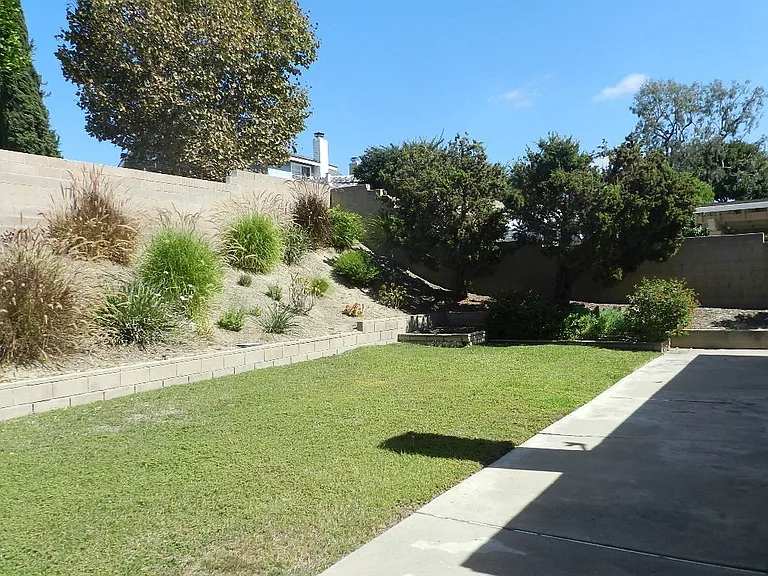 25261 Arcadian Ave — Photo 17