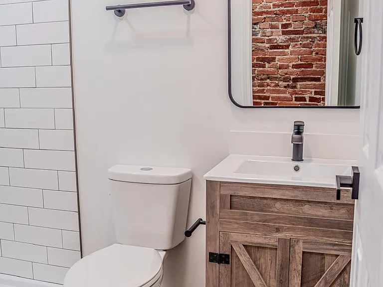 1042 Edmondson Ave — Photo 4