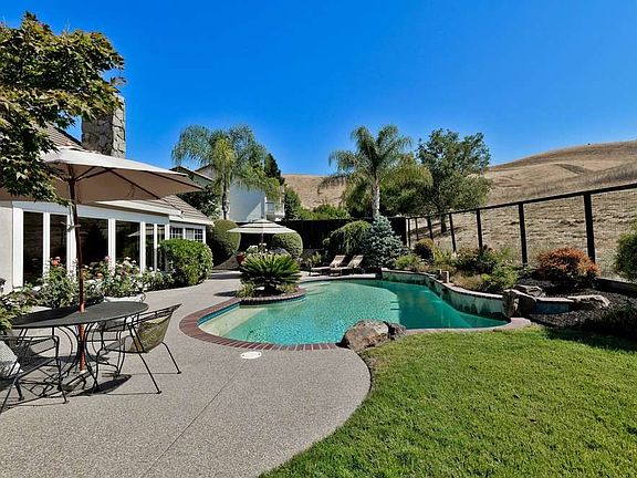 3rd image of 180 Edinburgh Cir