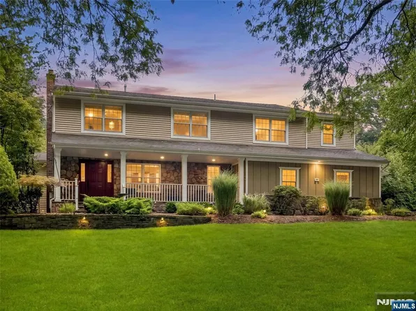 44 Barrett Ln, Wyckoff, NJ 07481
