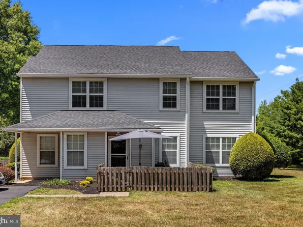 2 Everett Dr, Newtown, PA 18940