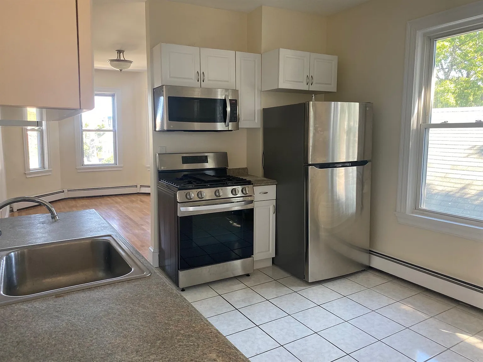 2 bed, 772 sqft, $3,600 — Photo 3