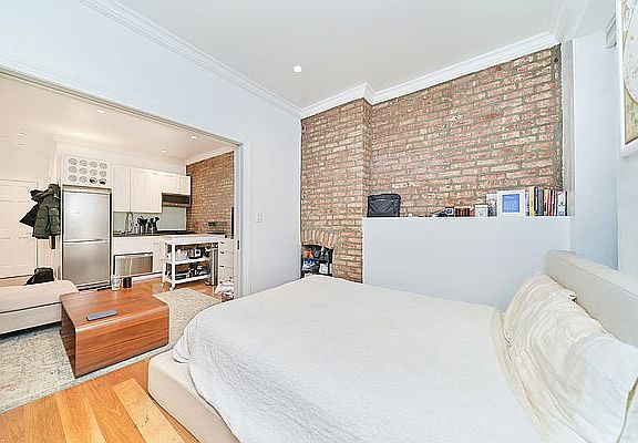 5th image of 321 E 78th St APT 3C