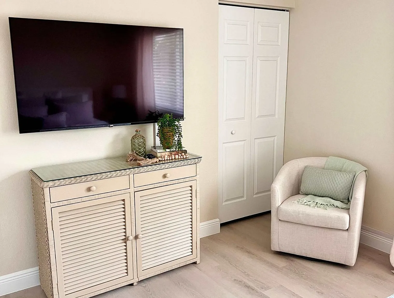 2 bed, 1.0 bath, 818 sqft, $2,708 — Photo 3
