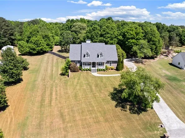 2169 NE Indian Shoals Dr, Loganville, GA 30052