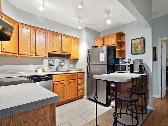 4th image of 3901 Botanical Ave #3