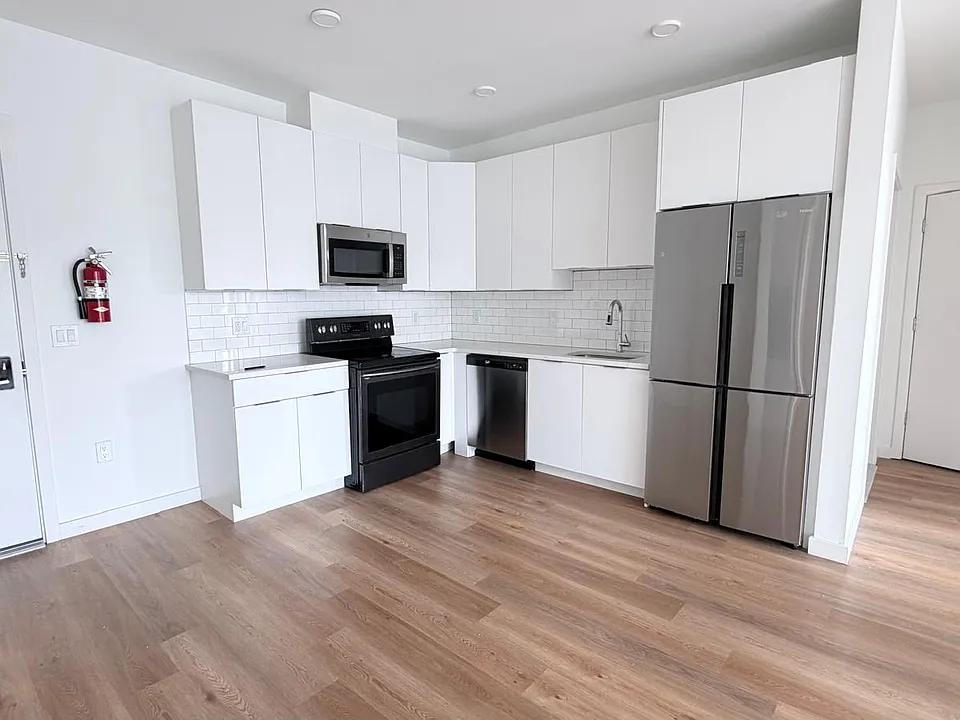 176 W 7th St #313E