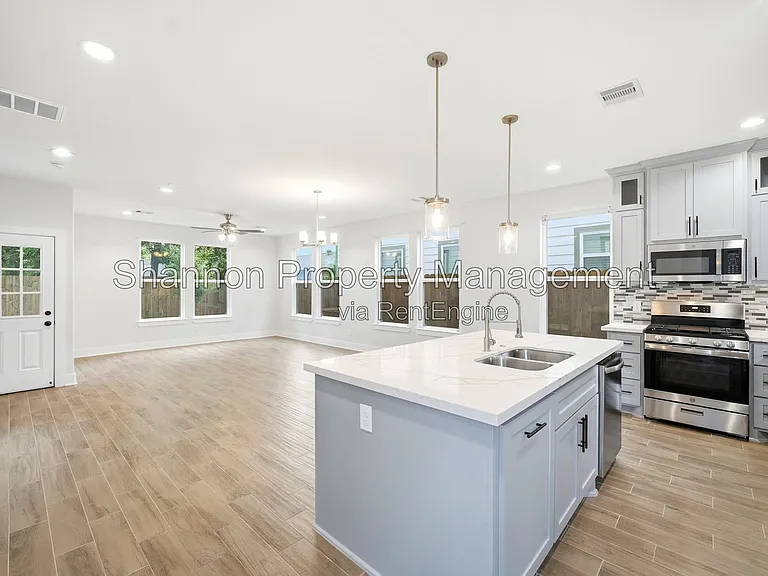 2125 Paul Quinn St — Photo 3