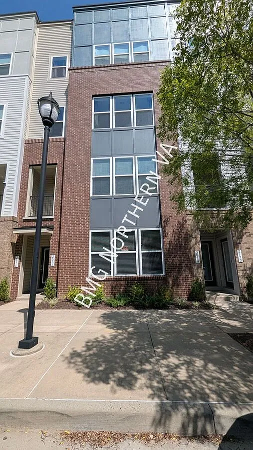 Modern 3 Bed 2.5 Bath Interior Townhome In Neabsco Landing Condominium — Photo 1