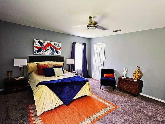 Master w/ walk-in closet